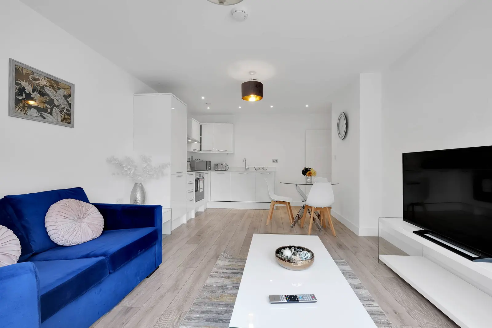 The Arches — Balcony Apartment | 2BR Watford | Quick London Access & Free Parking